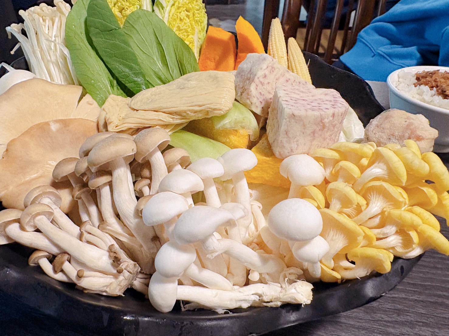 南投鹿谷美食 米其林必比登推薦！溪頭必吃菇菇火鍋、伴手禮一次買齊 ｜菇神鹿谷店