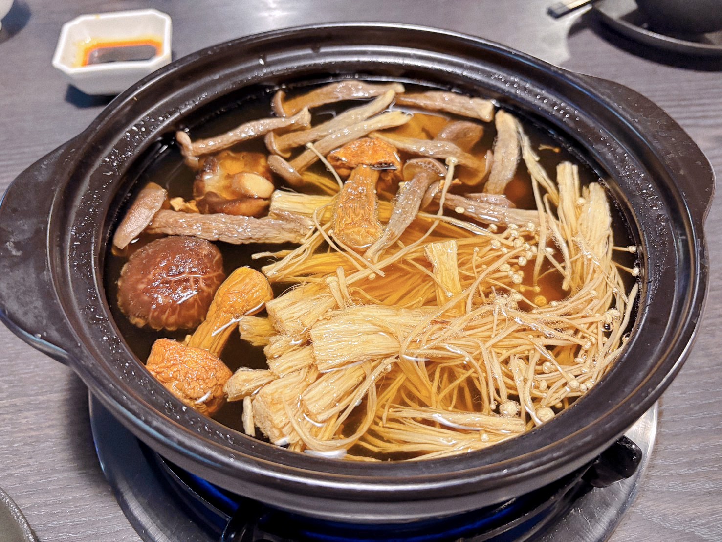 南投鹿谷美食 米其林必比登推薦！溪頭必吃菇菇火鍋、伴手禮一次買齊 ｜菇神鹿谷店