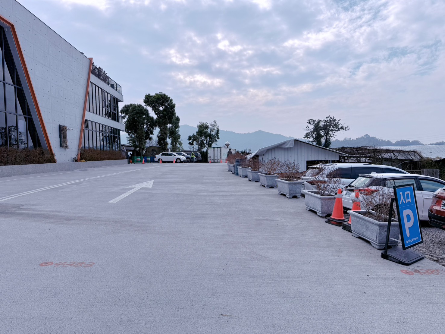 南投鹿谷親子景點推薦 鹿芝谷生態景觀園區｜近距離餵食水豚、瓦萊黑鼻羊、羊駝！門票可全額折抵菇神消費 溪頭、杉林溪順遊景點