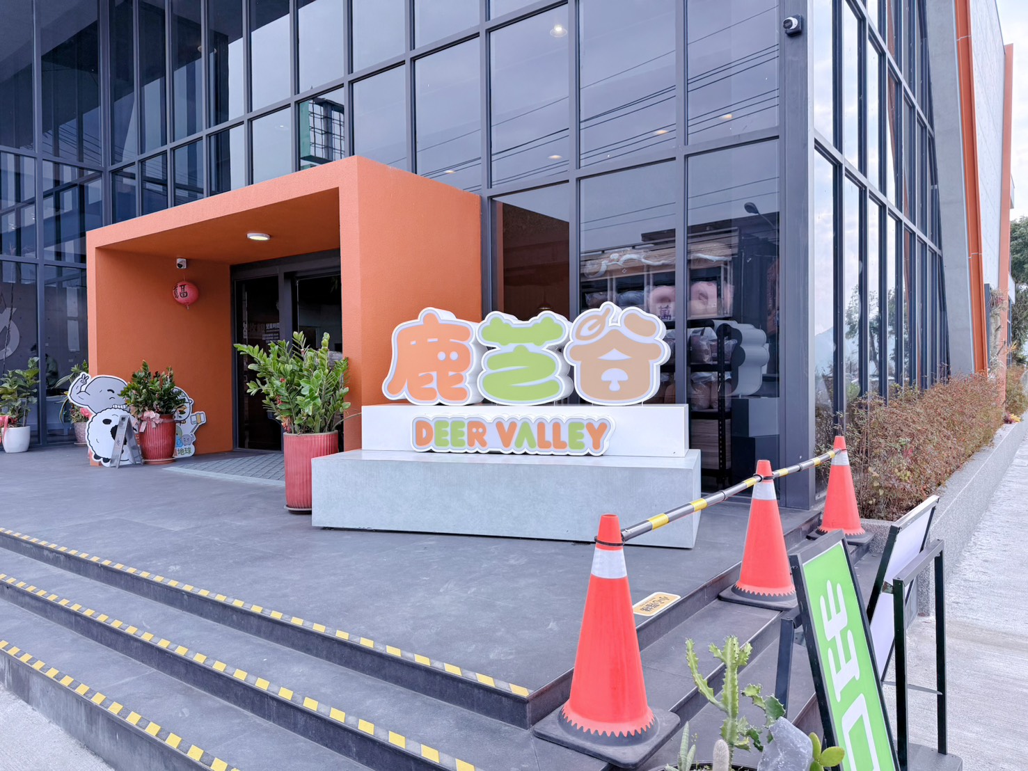 南投鹿谷親子景點推薦 鹿芝谷生態景觀園區｜近距離餵食水豚、瓦萊黑鼻羊、羊駝！門票可全額折抵菇神消費 溪頭、杉林溪順遊景點