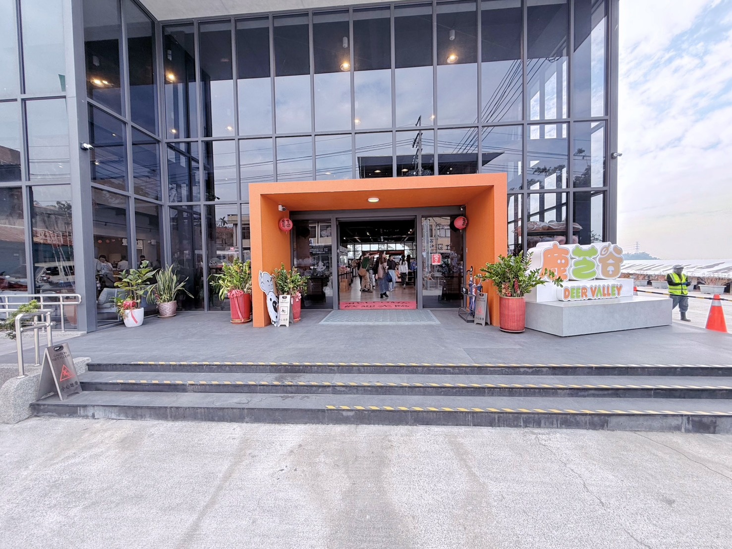 南投鹿谷親子景點推薦 鹿芝谷生態景觀園區｜近距離餵食水豚、瓦萊黑鼻羊、羊駝！門票可全額折抵菇神消費 溪頭、杉林溪順遊景點