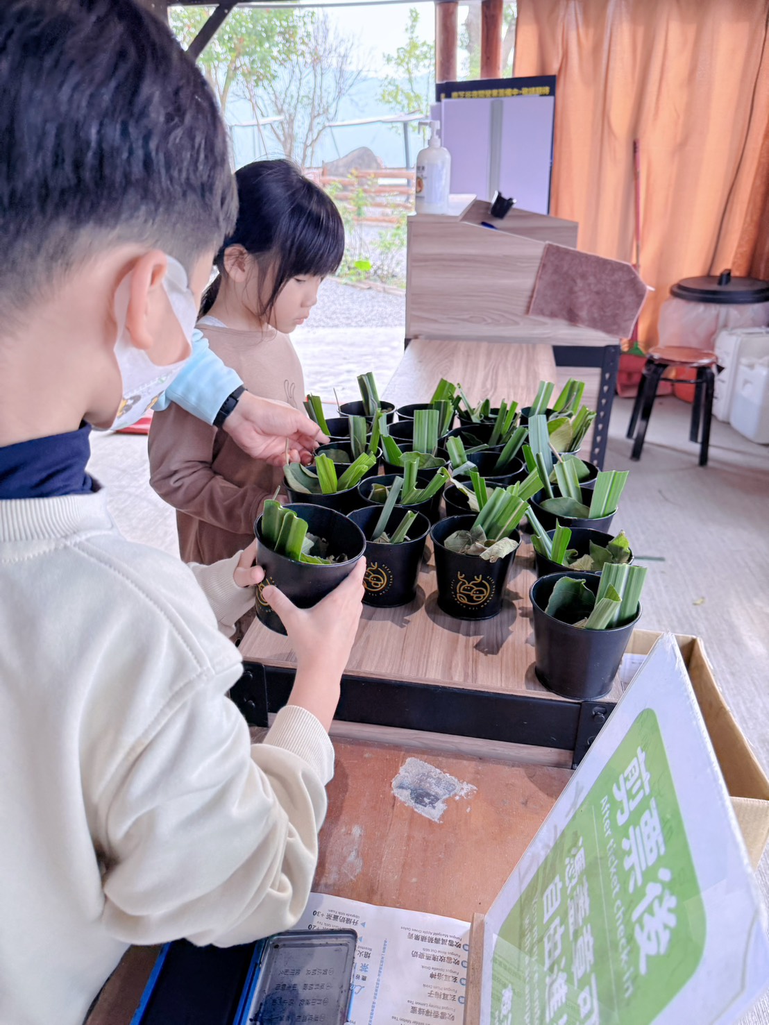 南投鹿谷親子景點推薦 鹿芝谷生態景觀園區｜近距離餵食水豚、瓦萊黑鼻羊、羊駝！門票可全額折抵菇神消費 溪頭、杉林溪順遊景點