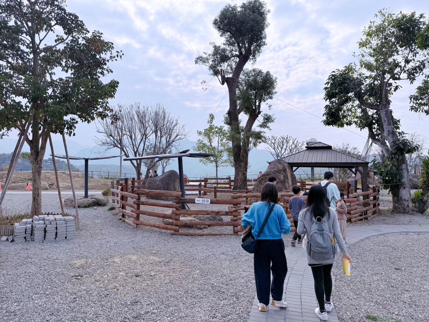 南投鹿谷親子景點推薦 鹿芝谷生態景觀園區｜近距離餵食水豚、瓦萊黑鼻羊、羊駝！門票可全額折抵菇神消費 溪頭、杉林溪順遊景點