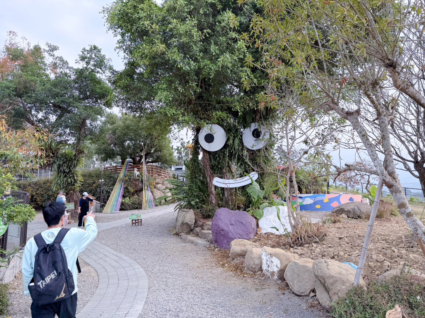 南投鹿谷親子景點推薦 鹿芝谷生態景觀園區｜近距離餵食水豚、瓦萊黑鼻羊、羊駝！門票可全額折抵菇神消費 溪頭、杉林溪順遊景點