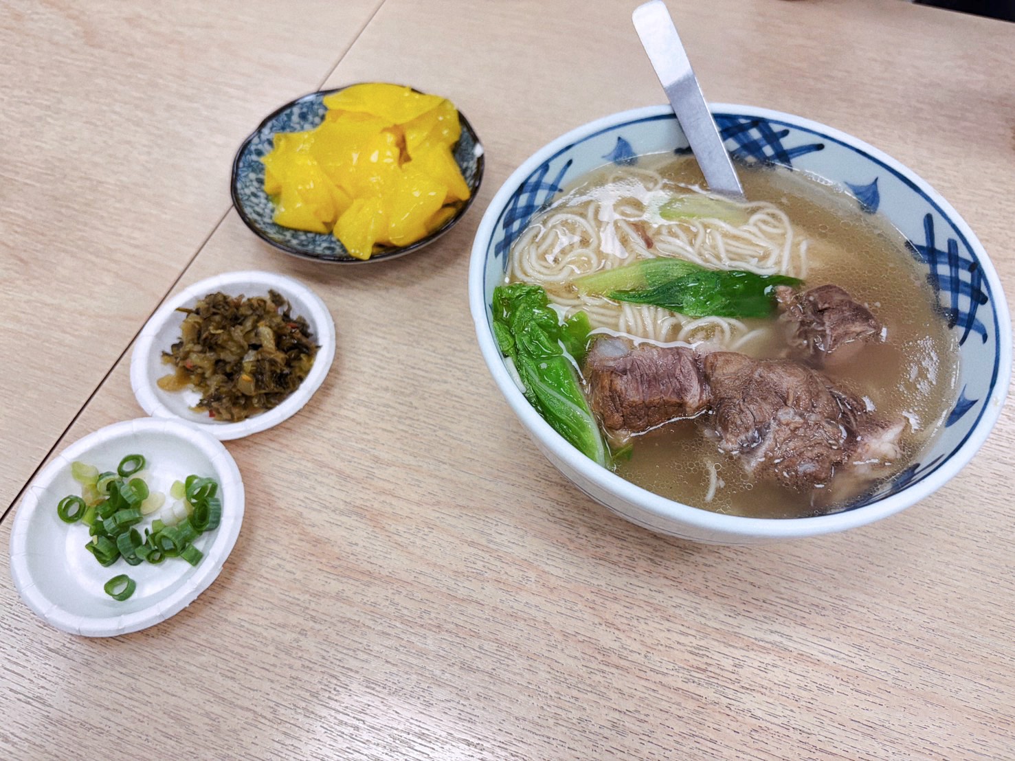 新北永和牛肉麵推薦｜牛香原汁牛肉麵 竹林路在地人氣店！入口即化牛肉、清燉湯頭超濃郁 免費飲料喝到飽