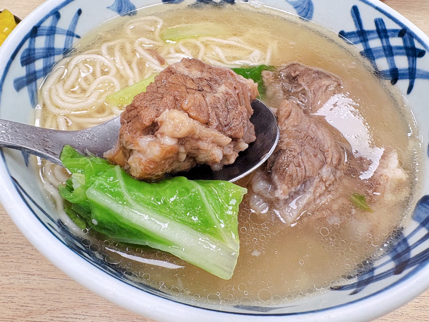 新北永和牛肉麵推薦｜牛香原汁牛肉麵 竹林路在地人氣店！入口即化牛肉、清燉湯頭超濃郁 免費飲料喝到飽