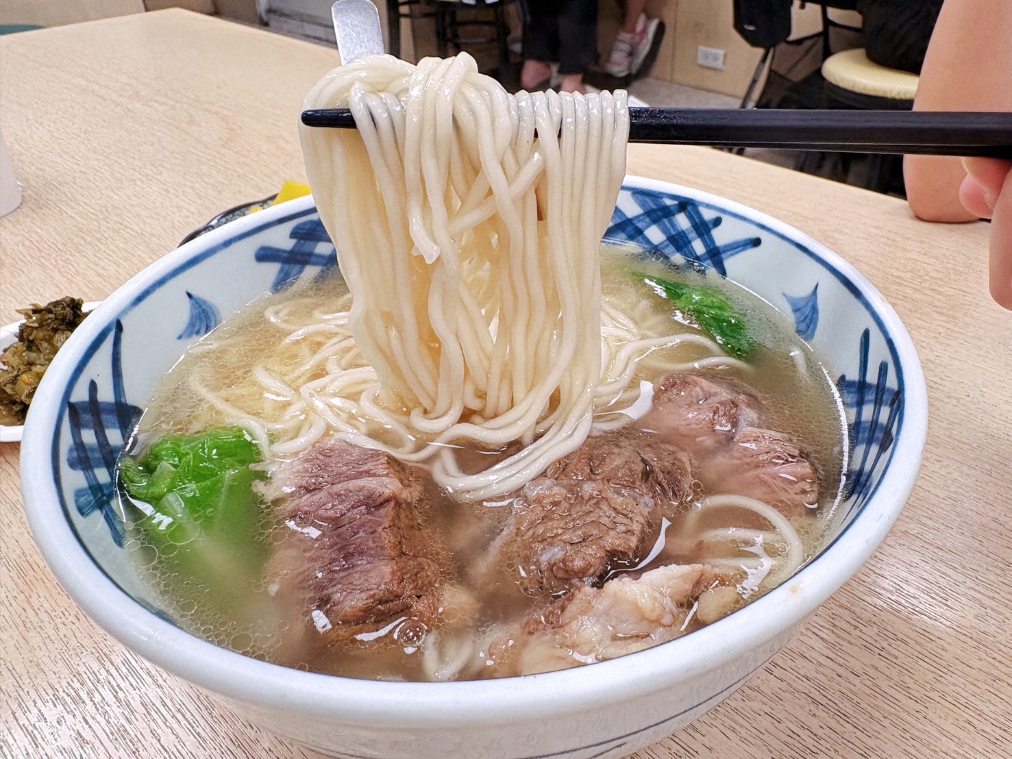 新北永和牛肉麵推薦｜牛香原汁牛肉麵 竹林路在地人氣店！入口即化牛肉、清燉湯頭超濃郁 免費飲料喝到飽