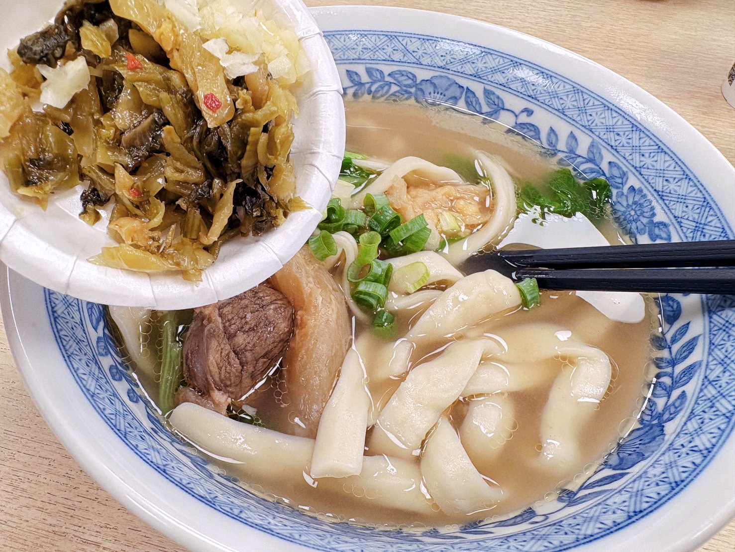 新北永和牛肉麵推薦｜牛香原汁牛肉麵 竹林路在地人氣店！入口即化牛肉、清燉湯頭超濃郁 免費飲料喝到飽
