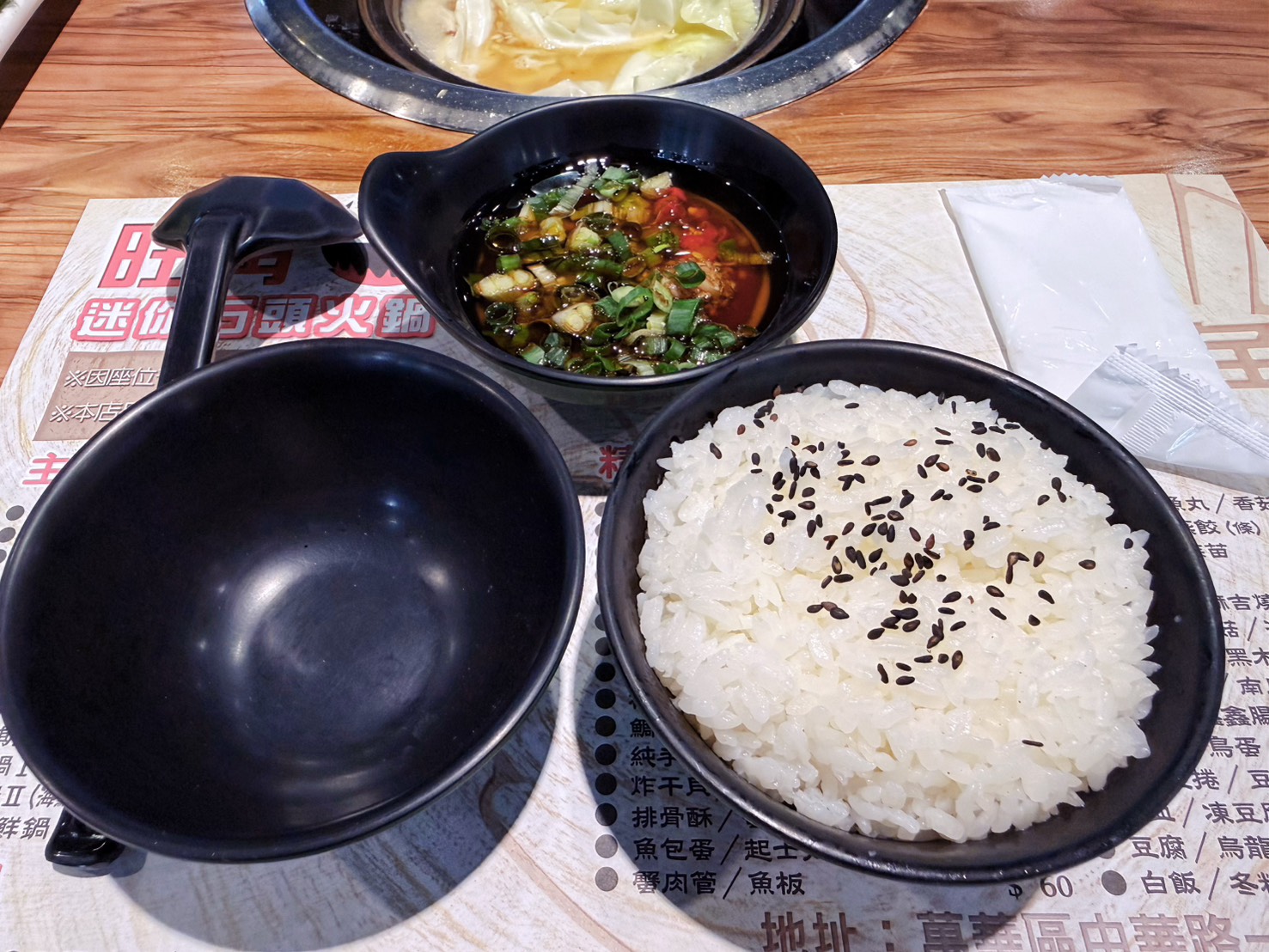 台北萬華美食|旺角石頭火鍋 西門町人氣石頭火鍋推薦!現炒鍋底、自製沙茶醬必吃 - 第13張圖 台北萬華美食|旺角石頭火鍋 西門町人氣石頭火鍋推薦!現炒鍋底、自製沙茶醬必吃