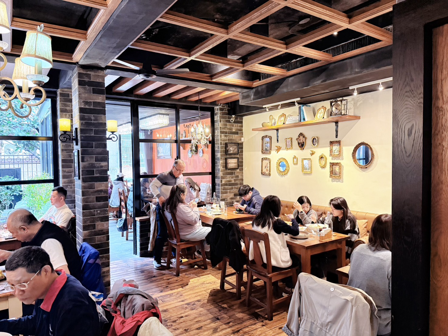 新北新店美食  小碧潭站人氣義式餐廳 親子聚餐、約會首選 ｜里拉6街義大利餐館