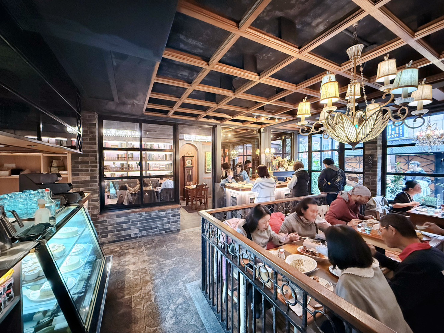 新北新店美食  小碧潭站人氣義式餐廳 親子聚餐、約會首選 ｜里拉6街義大利餐館