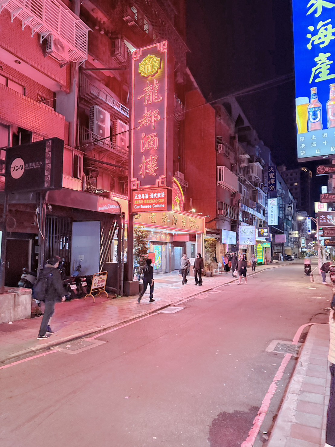 台北中山美食｜龍都酒樓中山總店 40年老字號最強烤鴨！廣式片皮鴨、薑絲皮蛋鴨骨粥必吃 林森商圈聚餐首選 2026年版