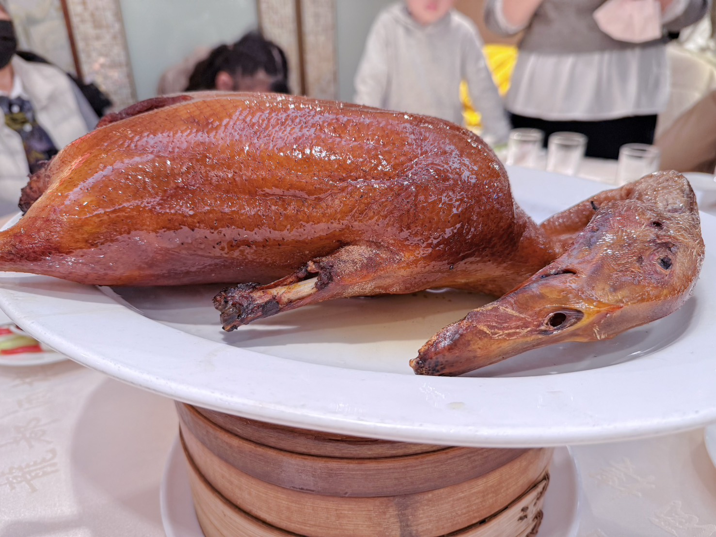 台北中山美食｜龍都酒樓中山總店 40年老字號最強烤鴨！廣式片皮鴨、薑絲皮蛋鴨骨粥必吃 林森商圈聚餐首選 2026年版