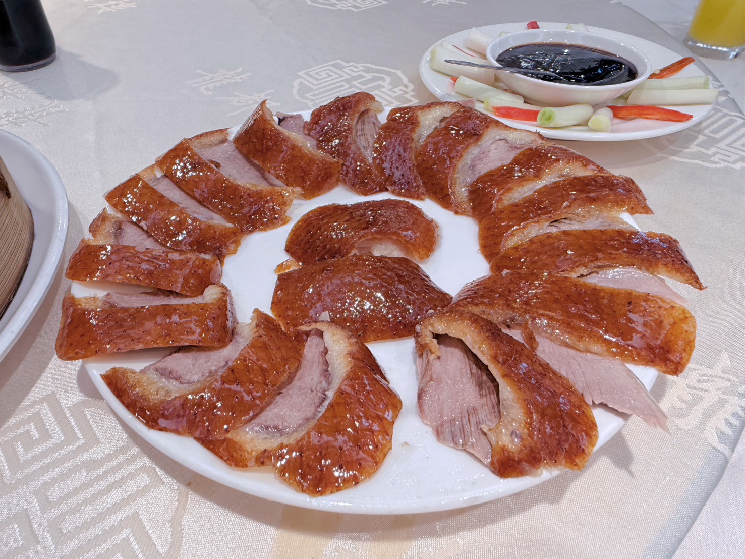 台北中山美食｜龍都酒樓中山總店 40年老字號最強烤鴨！廣式片皮鴨、薑絲皮蛋鴨骨粥必吃 林森商圈聚餐首選 2026年版