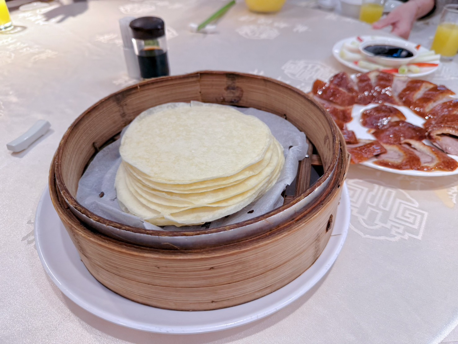 台北中山美食｜龍都酒樓中山總店 40年老字號最強烤鴨！廣式片皮鴨、薑絲皮蛋鴨骨粥必吃 林森商圈聚餐首選 2026年版