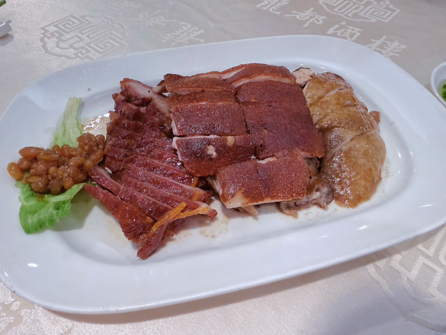 台北中山美食｜龍都酒樓中山總店 40年老字號最強烤鴨！廣式片皮鴨、薑絲皮蛋鴨骨粥必吃 林森商圈聚餐首選 2026年版