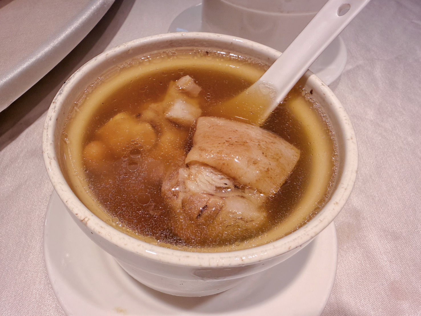 台北中山美食｜龍都酒樓中山總店 40年老字號最強烤鴨！廣式片皮鴨、薑絲皮蛋鴨骨粥必吃 林森商圈聚餐首選 2026年版