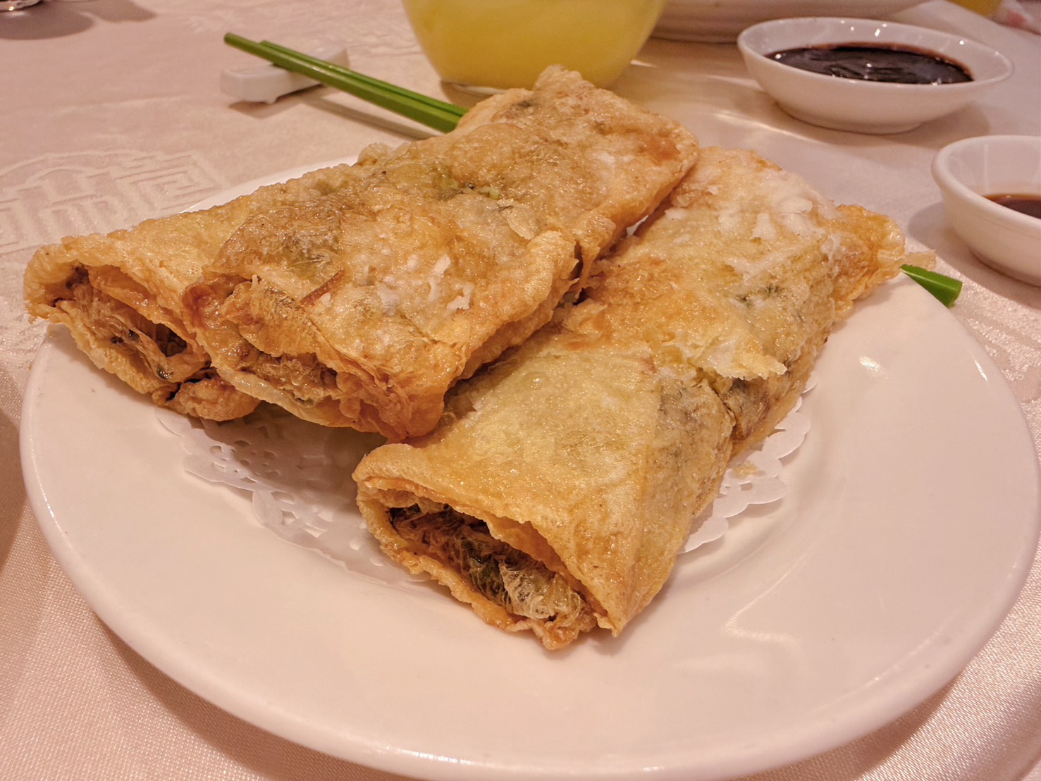 台北中山美食｜龍都酒樓中山總店 40年老字號最強烤鴨！廣式片皮鴨、薑絲皮蛋鴨骨粥必吃 林森商圈聚餐首選 2026年版