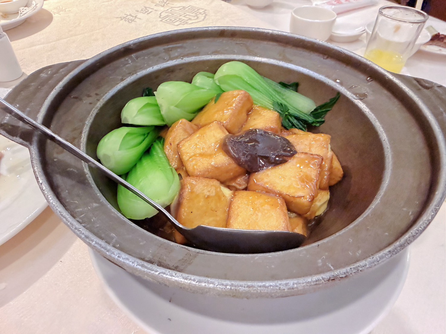 台北中山美食｜龍都酒樓中山總店 40年老字號最強烤鴨！廣式片皮鴨、薑絲皮蛋鴨骨粥必吃 林森商圈聚餐首選 2026年版