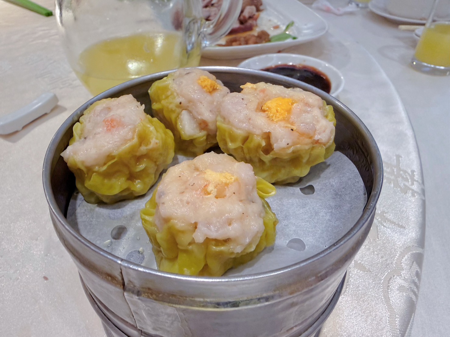 台北中山美食｜龍都酒樓中山總店 40年老字號最強烤鴨！廣式片皮鴨、薑絲皮蛋鴨骨粥必吃 林森商圈聚餐首選 2026年版