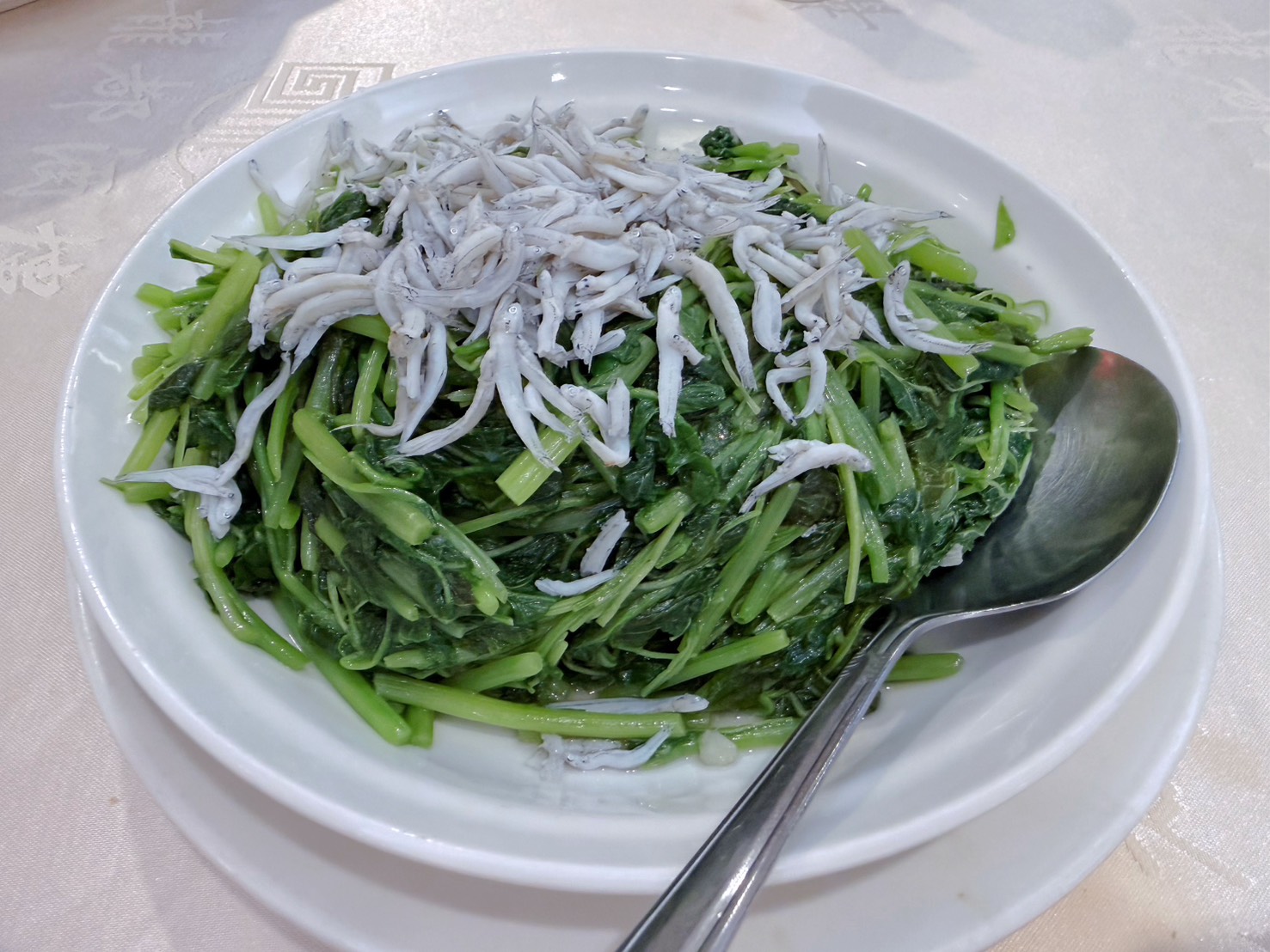 台北中山美食｜龍都酒樓中山總店 40年老字號最強烤鴨！廣式片皮鴨、薑絲皮蛋鴨骨粥必吃 林森商圈聚餐首選 2026年版