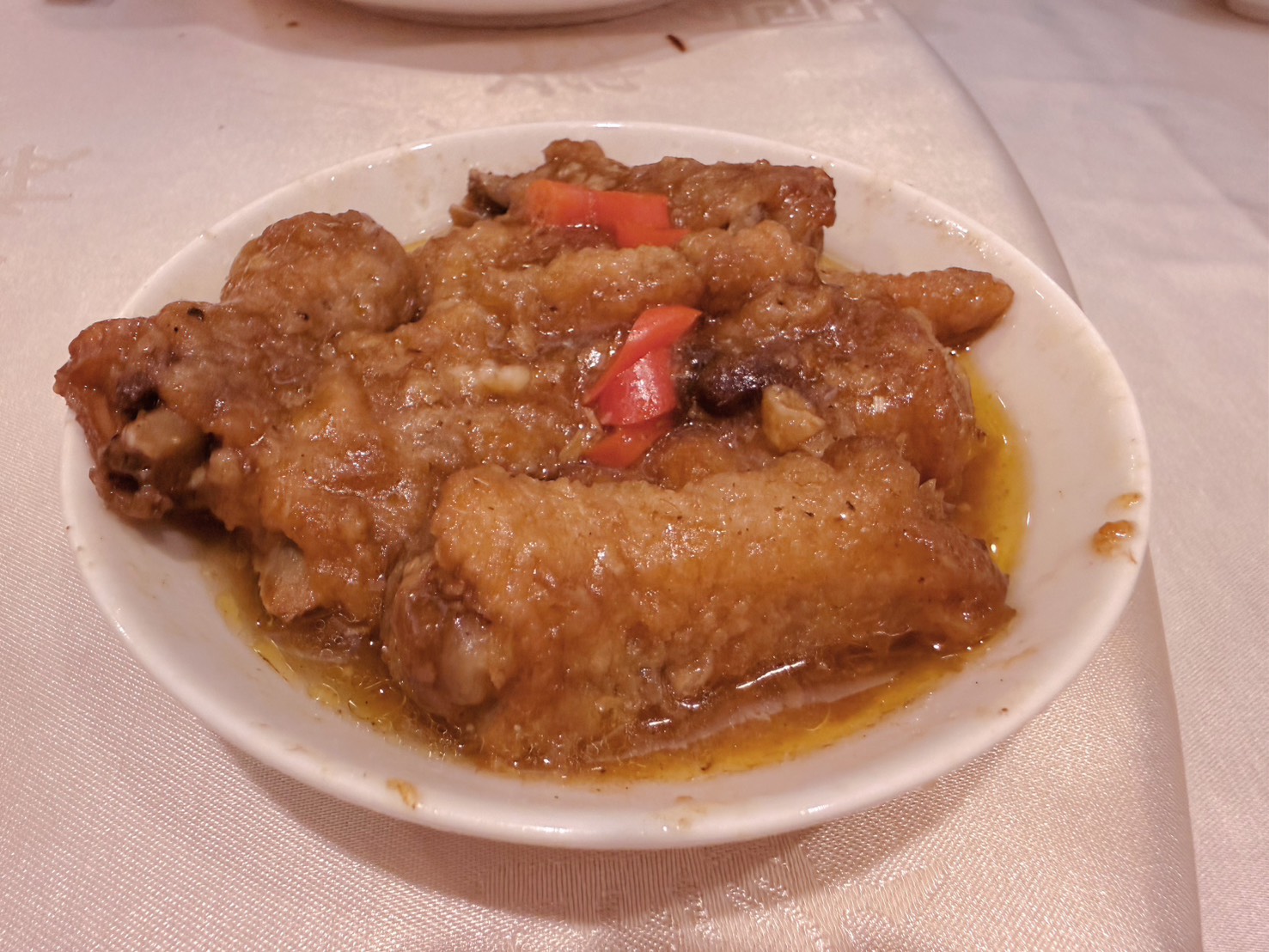 台北中山美食｜龍都酒樓中山總店 40年老字號最強烤鴨！廣式片皮鴨、薑絲皮蛋鴨骨粥必吃 林森商圈聚餐首選 2026年版