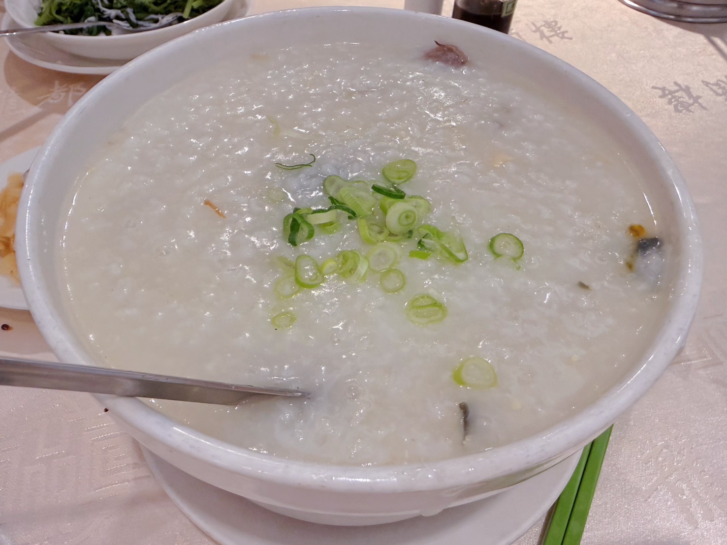 台北中山美食｜龍都酒樓中山總店 40年老字號最強烤鴨！廣式片皮鴨、薑絲皮蛋鴨骨粥必吃 林森商圈聚餐首選 2026年版