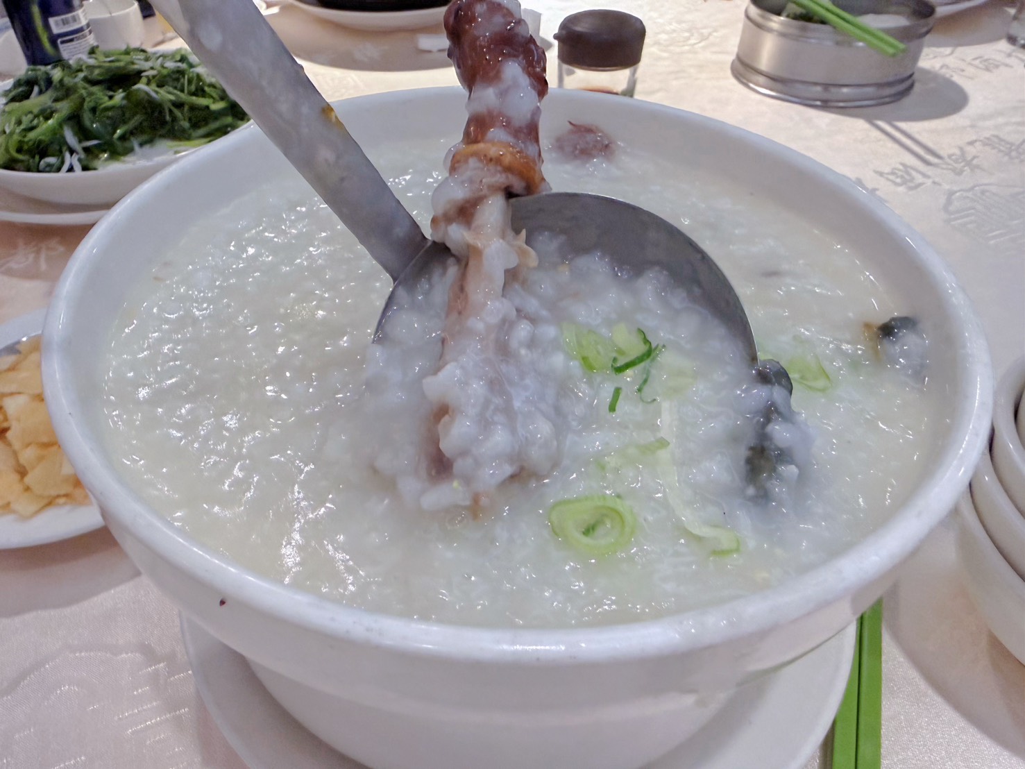 台北中山美食｜龍都酒樓中山總店 40年老字號最強烤鴨！廣式片皮鴨、薑絲皮蛋鴨骨粥必吃 林森商圈聚餐首選 2026年版