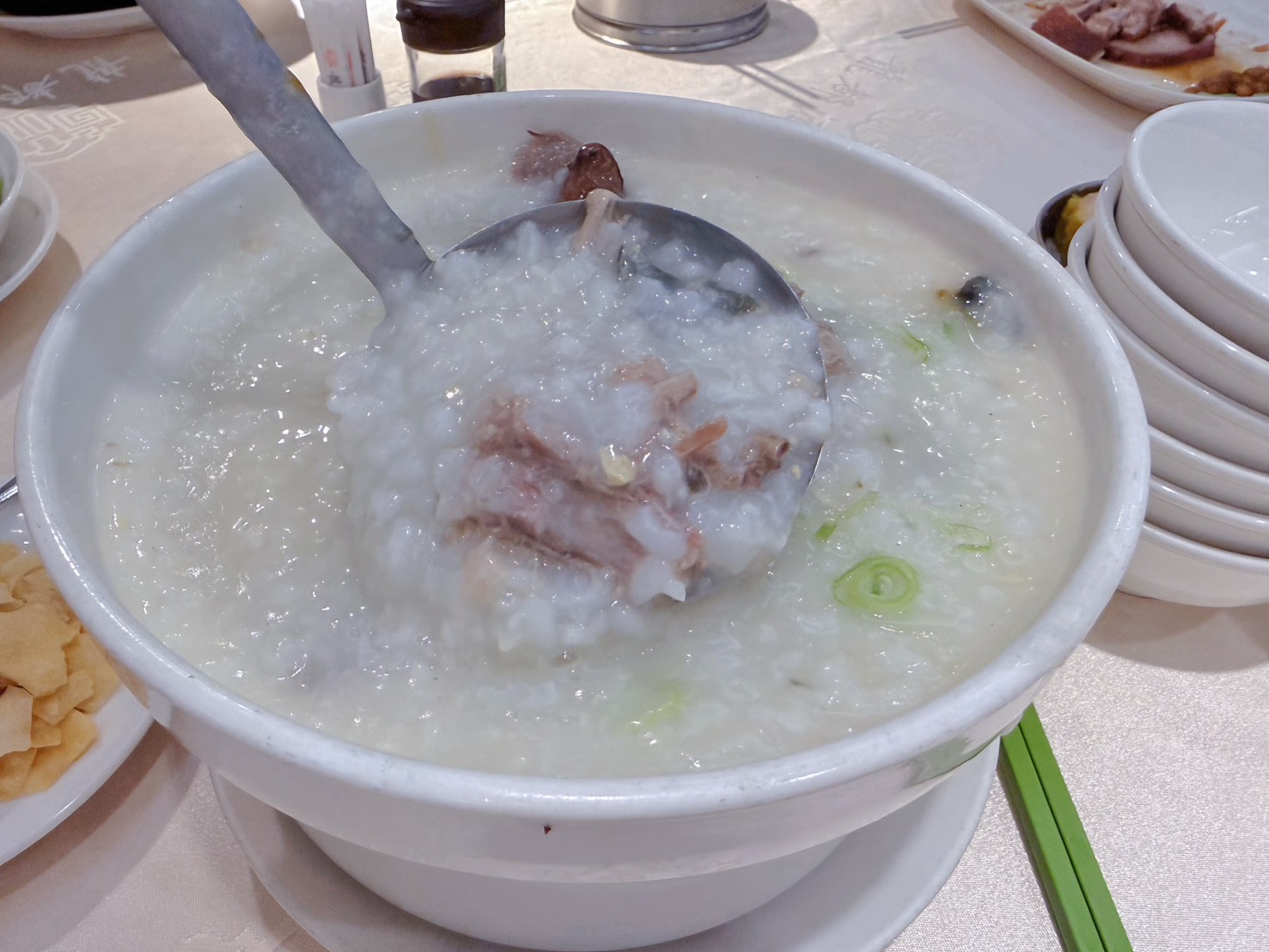 台北中山美食｜龍都酒樓中山總店 40年老字號最強烤鴨！廣式片皮鴨、薑絲皮蛋鴨骨粥必吃 林森商圈聚餐首選 2026年版
