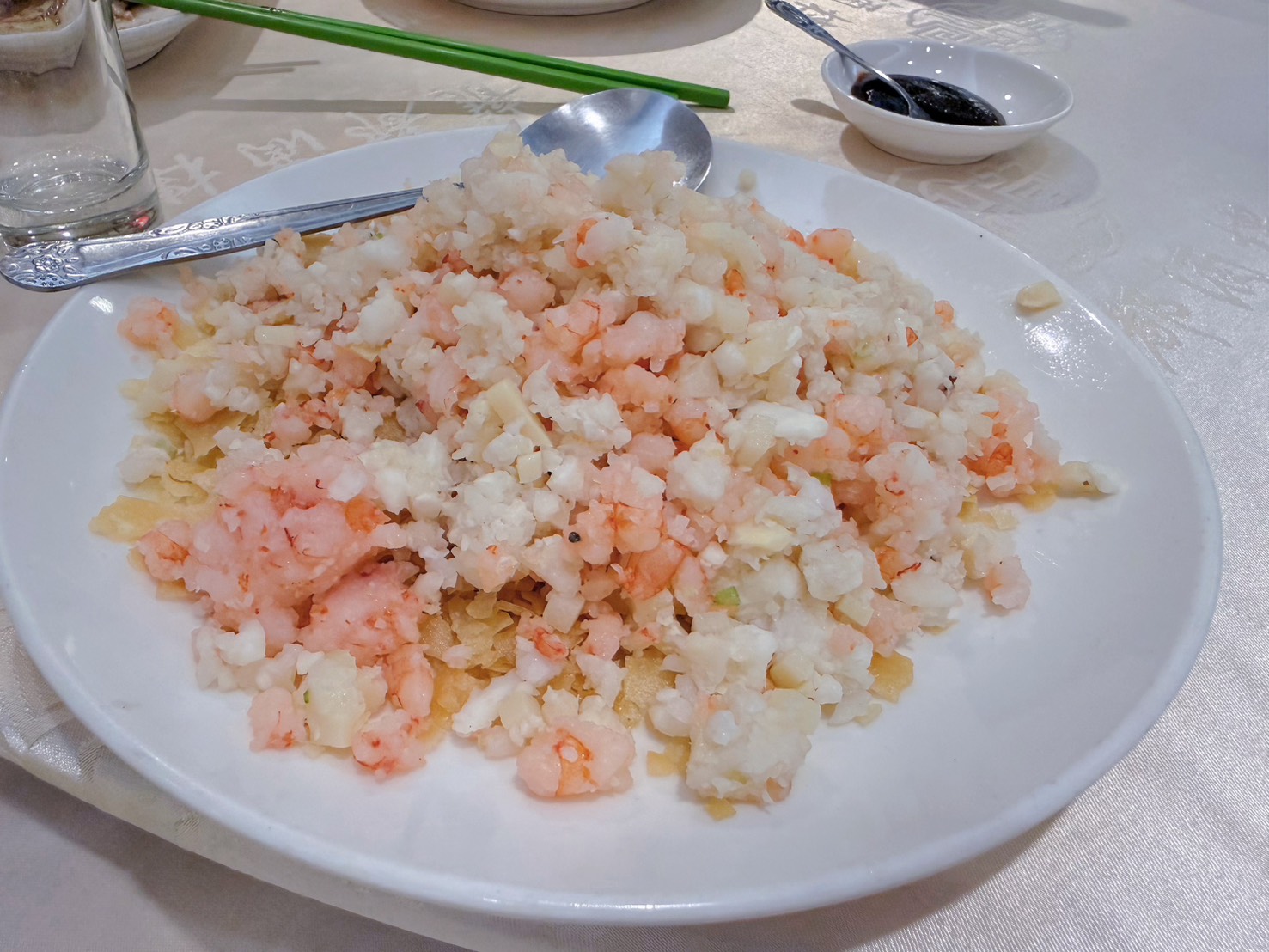 台北中山美食｜龍都酒樓中山總店 40年老字號最強烤鴨！廣式片皮鴨、薑絲皮蛋鴨骨粥必吃 林森商圈聚餐首選 2026年版