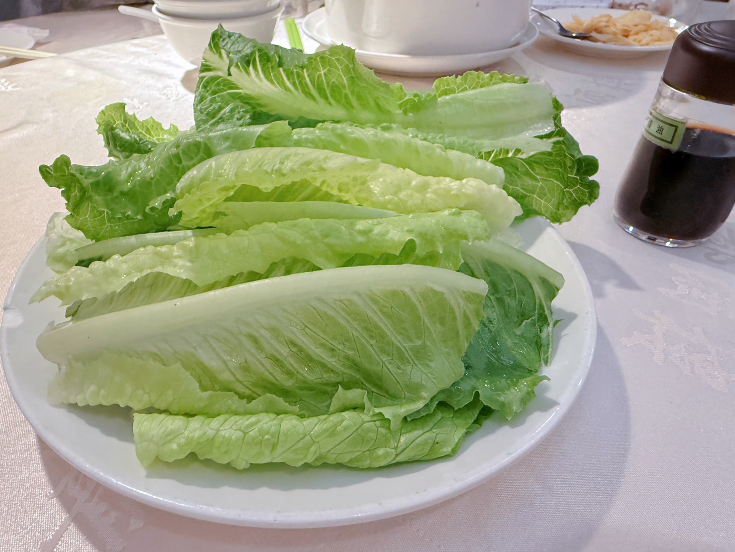 台北中山美食｜龍都酒樓中山總店 40年老字號最強烤鴨！廣式片皮鴨、薑絲皮蛋鴨骨粥必吃 林森商圈聚餐首選 2026年版